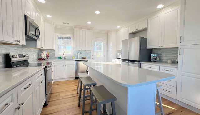 Water views and a Charming 2-bedroom house in serene Stacy with WiFi, AC