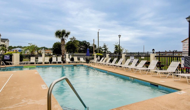 Waterfront condo w/private balcony, shared pool, hot tub & A/C
