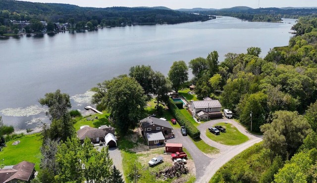 Waterfront Cottage w/Swim Spa, BBQ, & Boat Dock