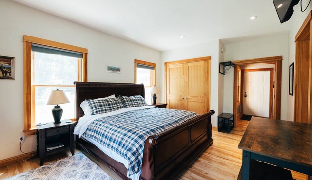 Waterfront Couples Retreat w/Porch, Private Patio, Freeport, Near LL Bean