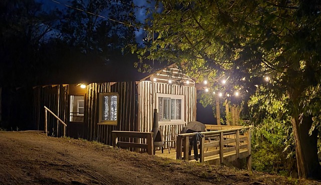 Waterfront Log Cabin at the shores of Mosque Lake!