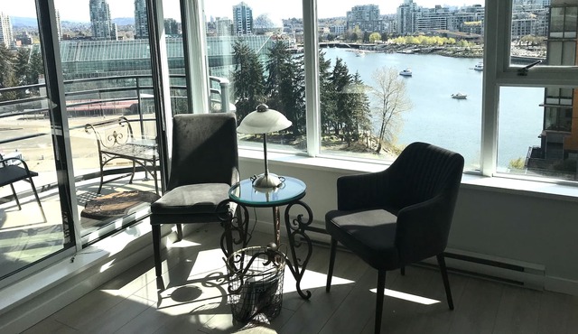 Welcome home to this beautifully furnished apartment in trendy Yaletown!