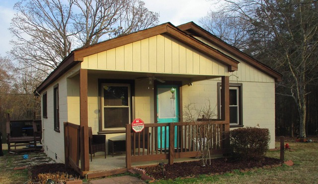 Welcoming 2-bedroom house with AC in semi-rural setting in Gaston County.