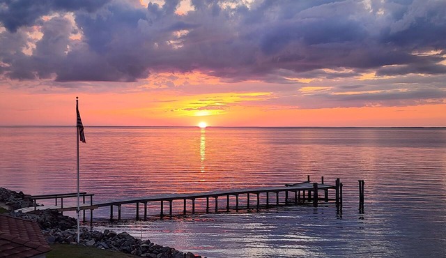 Welcoming Hooks Hideaway-The Cabin on the Albemarle Sound