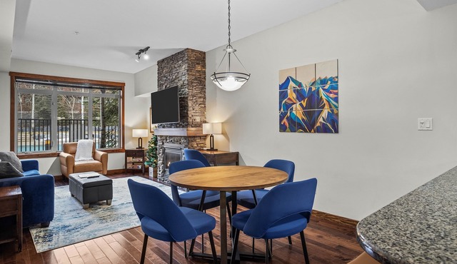 Welcoming Poolside Condo – Perfect for Couples!