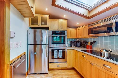 Well-equipped cottage with modern touches, WiFi, gas grill, & beautiful views