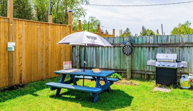 Wexford Cottage, steps from Beach, AC, fenced yard