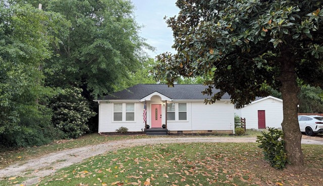 Whitehorse Cottage- Charming 2 bedroom cottage in charming Greenville SC