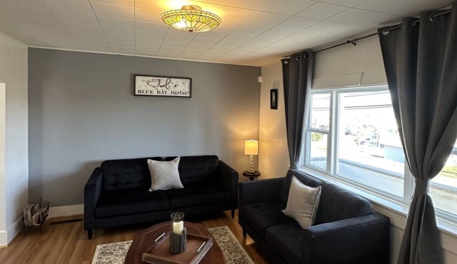 Whole house w/ picturesque mountain views, super close to beach & hiking trails!