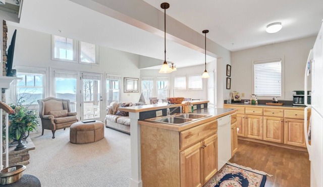 Wintergreens R132- Mtn Condo/View, Gated Resort, Indoor/Outdoor Pools & Hot Tub