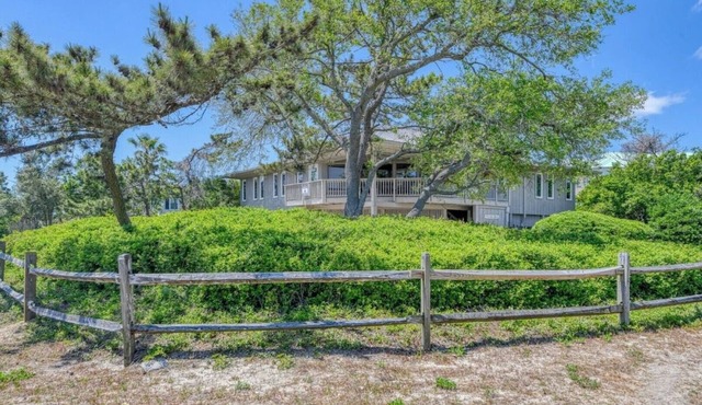 Wonderful 5-bedroom, canal-front house in Garden City