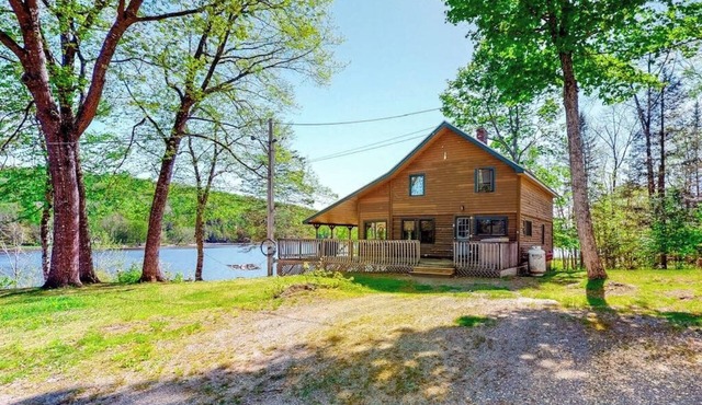 Wonderful Lakefront Gem W/Free WiFi, Dock, Private Beach, Kayaks, Canoe & More