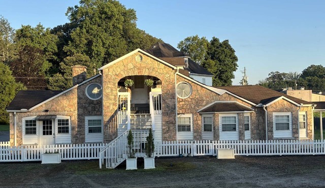Woodward Villa D - Steps to Downtown Dahlonega