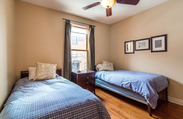 Cozy Atwater Canal 2 - NICE 2 BR APARTMENT + HUGE DECK near DOWNTOWN, SUBWAY