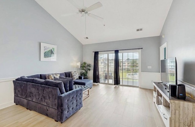 Spacious condo with pool, fast WiFi, washer/dryer & central AC