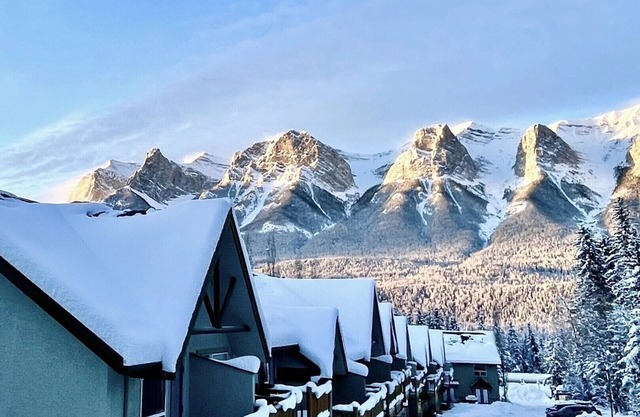 Two Storey Cozy Chalet W/2BR&2BA Balcony Mountain Views/By Banff Gate/Sleep 6
