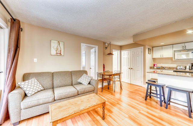 Walk to lift/shuttle Cozy condo w/shared pool, tennis - dogs OK
