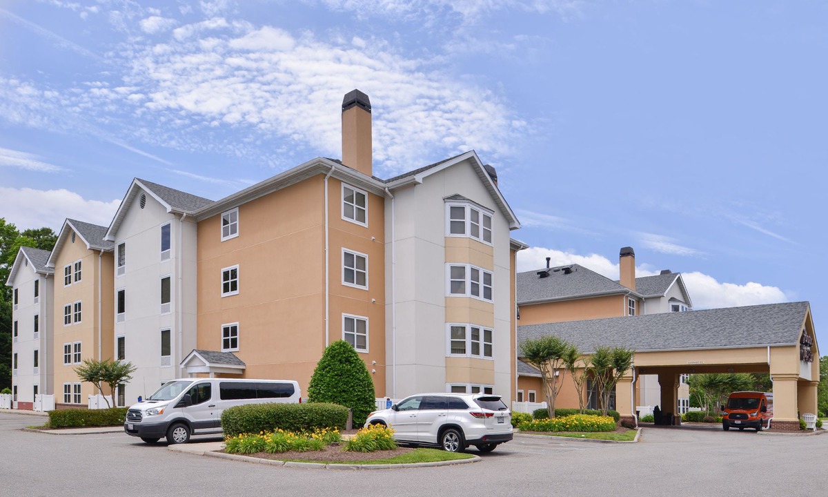 Central Newport News Hotel | Hampton Inn & Suites Newport News-Airport - Oyster Point Area