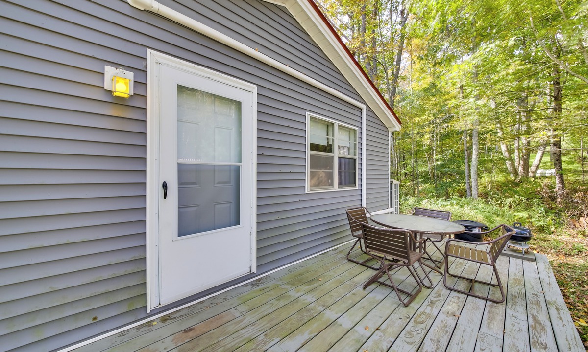 Appleton Cottage | Rustic Retreat Across From Lake; Family Friendly!