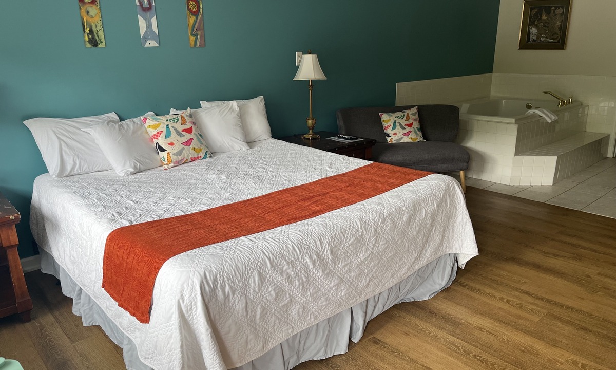 Maggie Valley Hotel | Meadowlark Motel with Restaurant & Bar