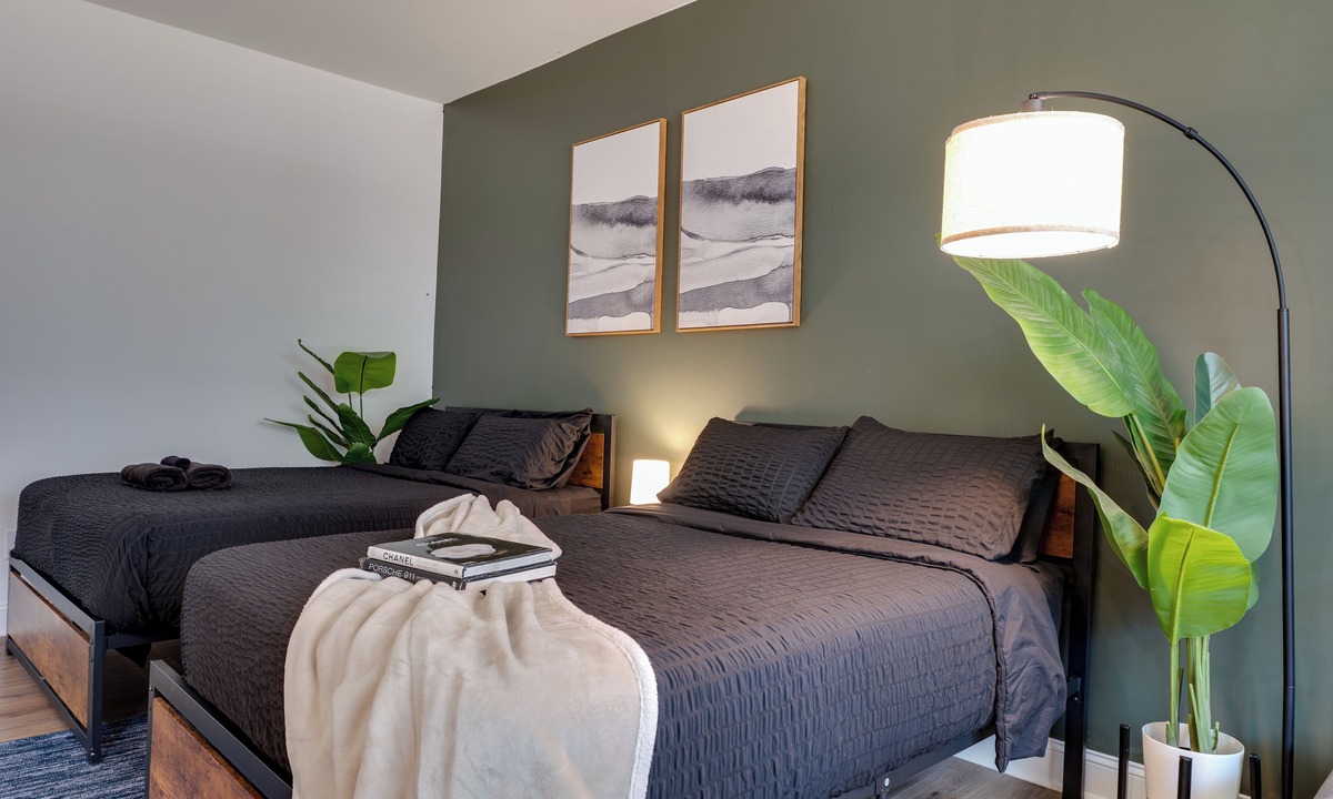 Mountain Island House | Luxe King 4BR Townhouse to Uptown CLT