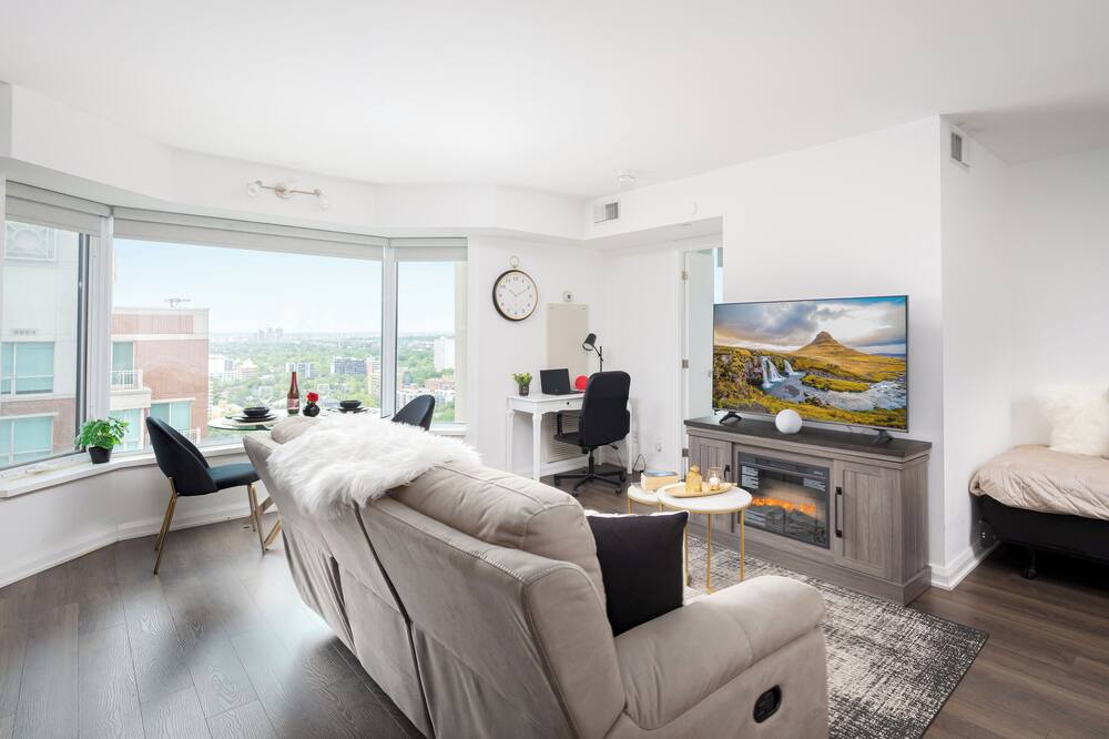 Midtown Toronto House | Luxury 2BR in Yorkville Downtown Toronto with City View