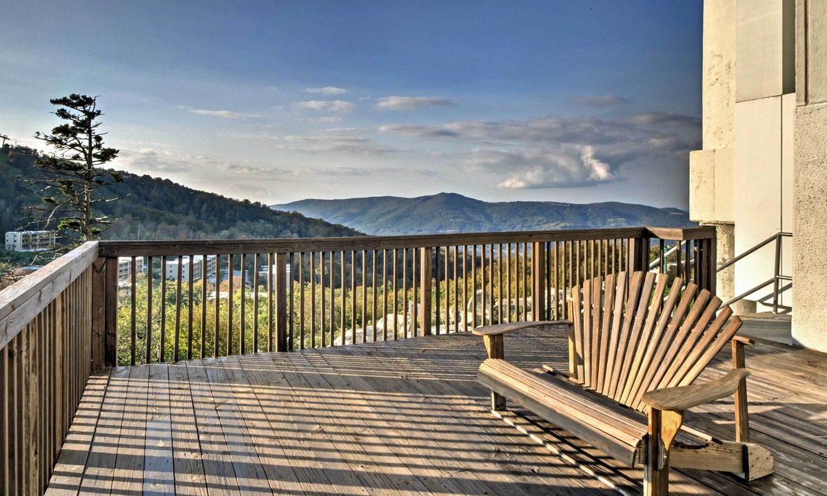 Sugar Mountain Apartment | 3 Mi to Sugar Mtn Slopes! Condo w/Hot Tub & Pool