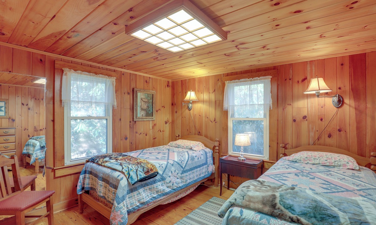Burnsville Cottage | Dog-friendly Burnsville Cabin Rental Near Hiking!