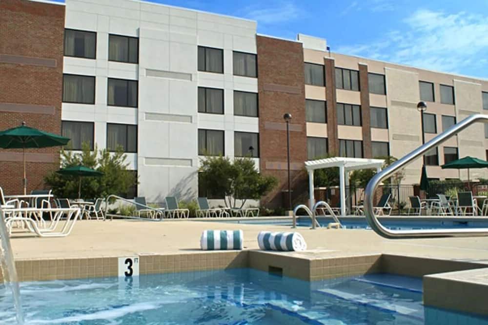 Rocky Mount House | Southern Comfort! Onsite Pool, FREE Parking! Minutes to Rocky Mount City Lake