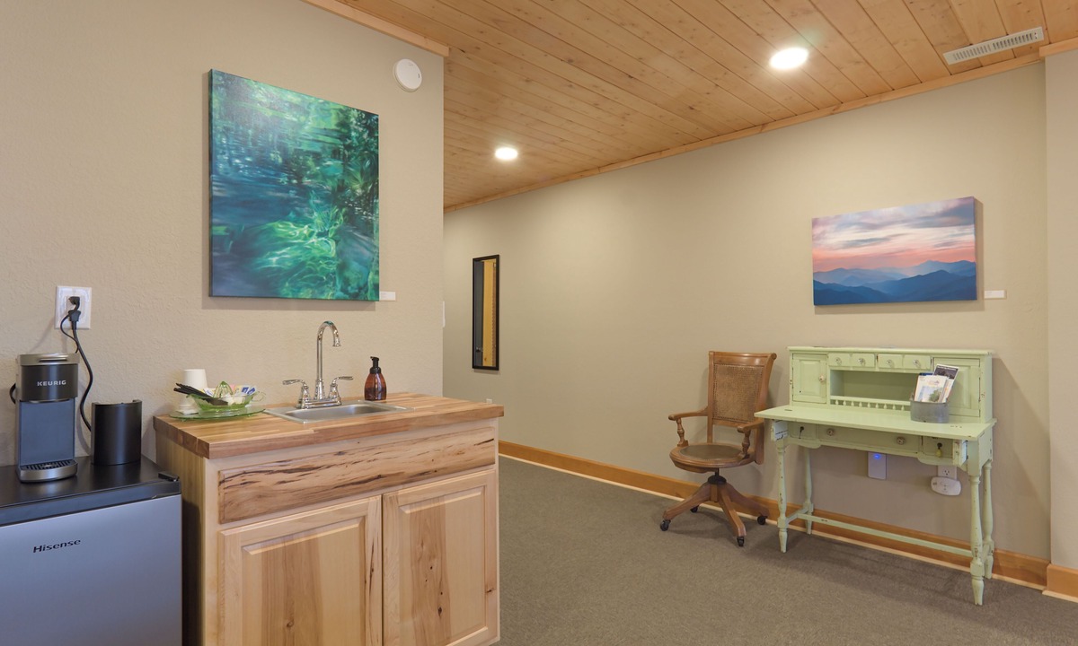 Burnsville Hotel | The NuWray Hotel & Carriage House