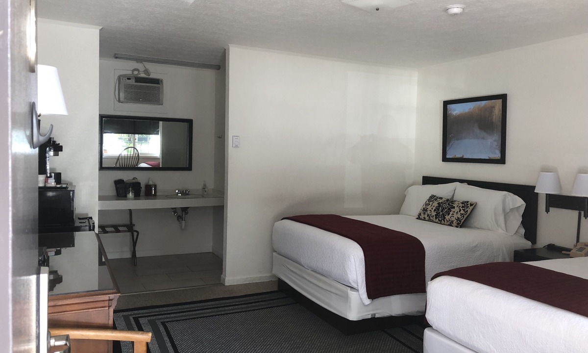 Maggie Valley Hotel | The Cardinal Inn