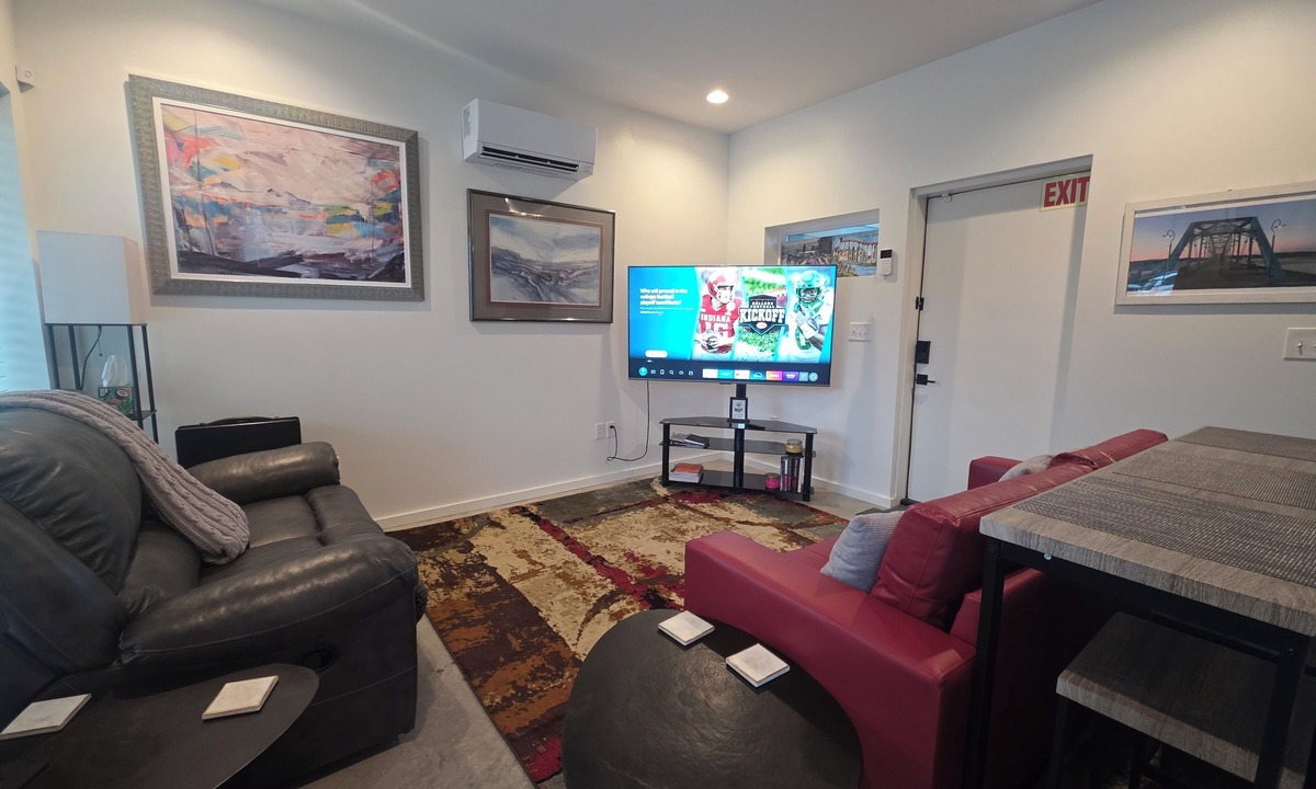 Downtown Chattanooga Condo | Historical Downtown, Private, Self-check-in, 1 car Parking, 1King & 1Queen beds