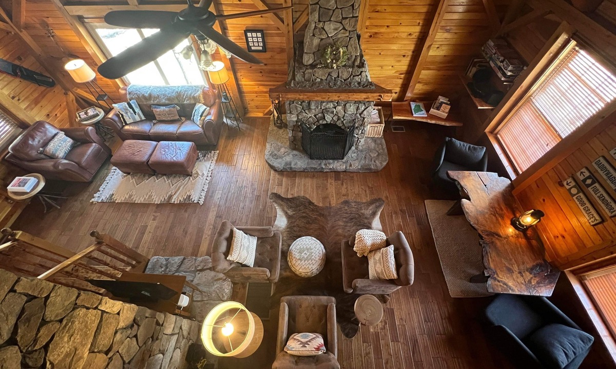Waterford Cabin | Spacious & Charming Cabin - Close to Ski/Lakes!