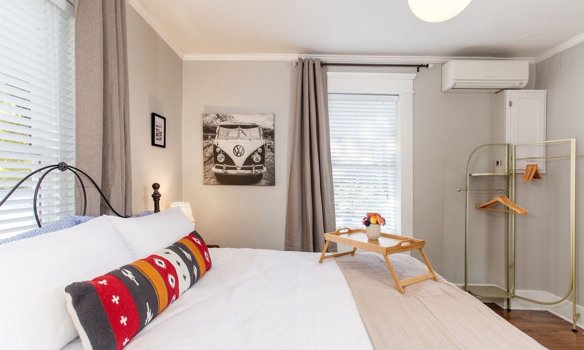 Hillsboro Village Apartment | Near Belmont & VUMC · 1BR Sleeps 4 · 1920s Condo