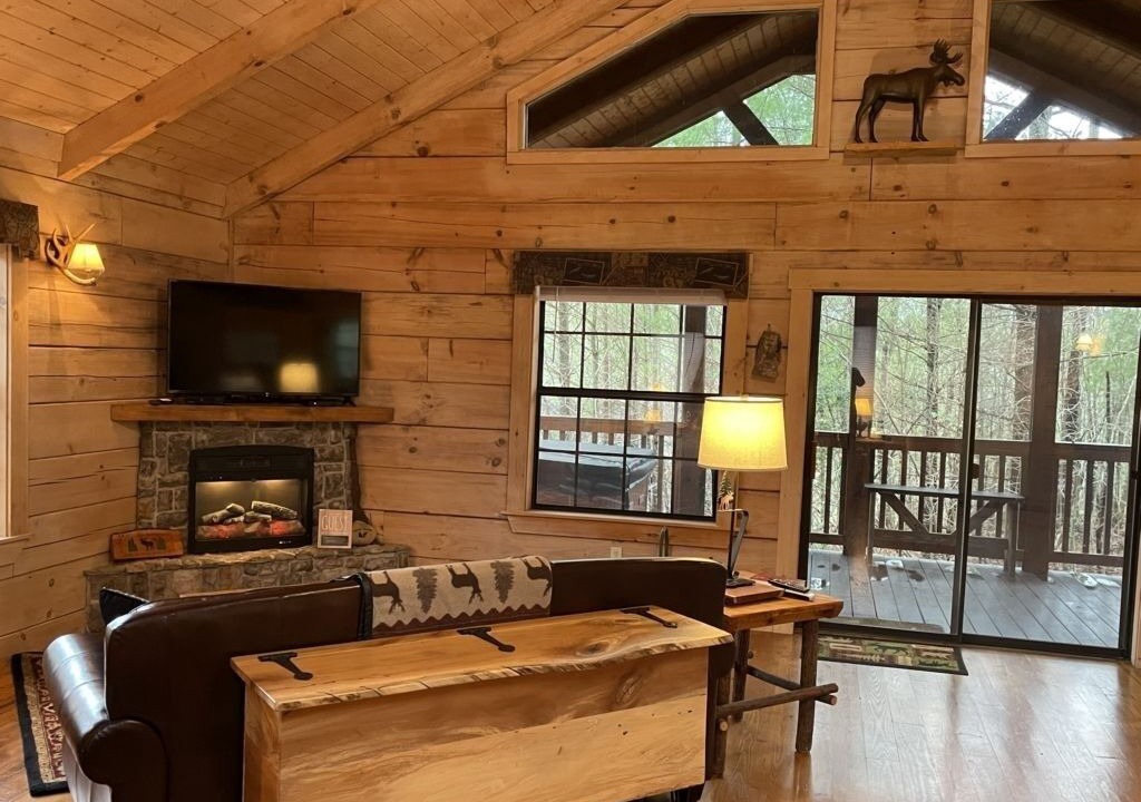 Tellico Plains Cabin | Loose Moose - Hot Tub, King Bed, Dog Friendly!