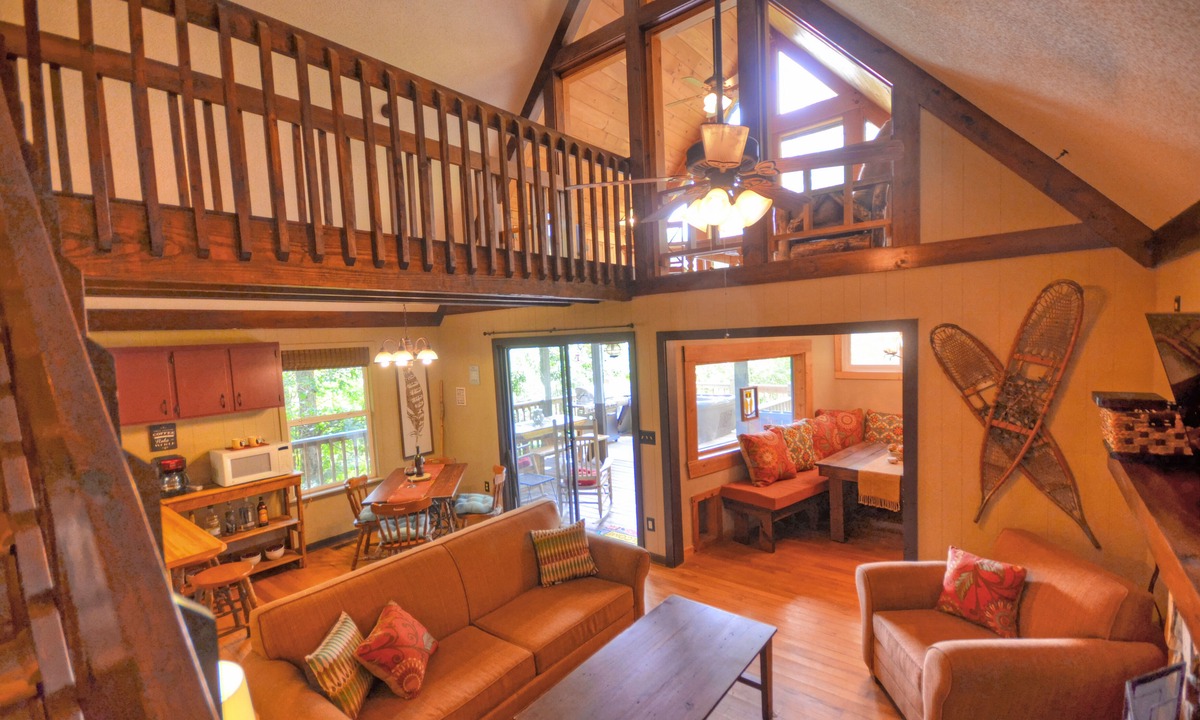 Almond Ski Chalet | Pet Friendly. Hot Tub. Fireplace. Grill. Outdoor Firepit. WIFI. Community Lake.