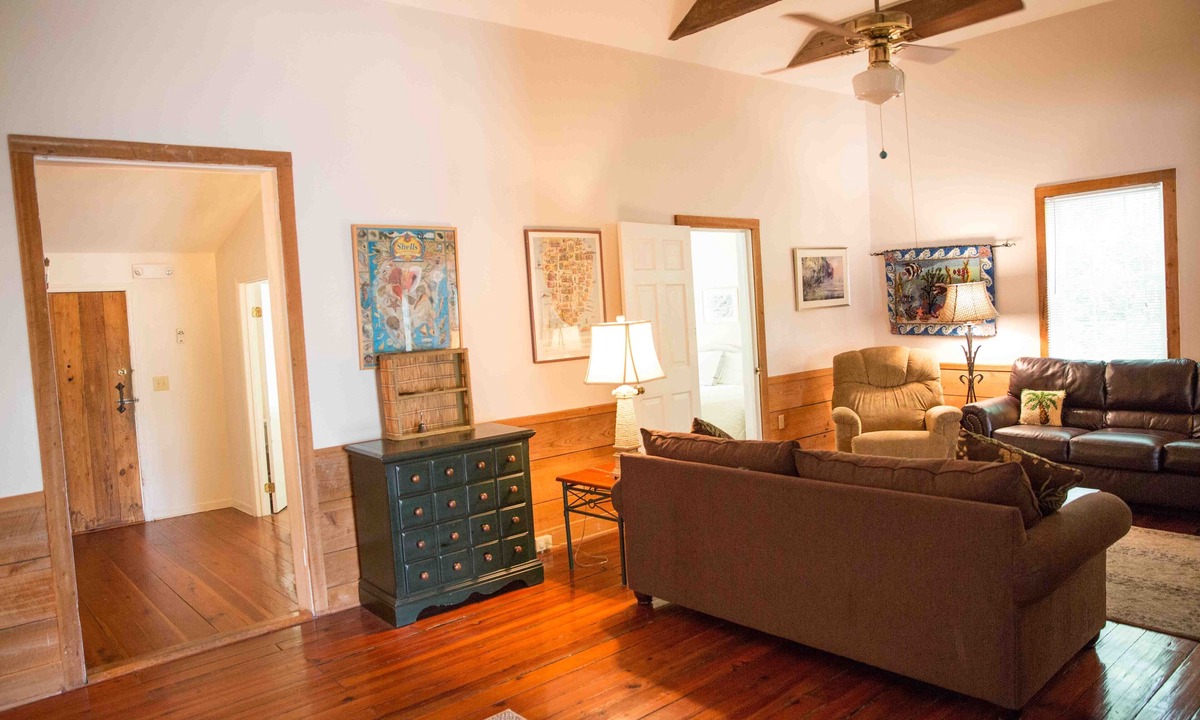 Sullivan's Island House | Classic Style Sullivan's Island house - Very Charming! 1 block to beach & walk to fabulous dining!
