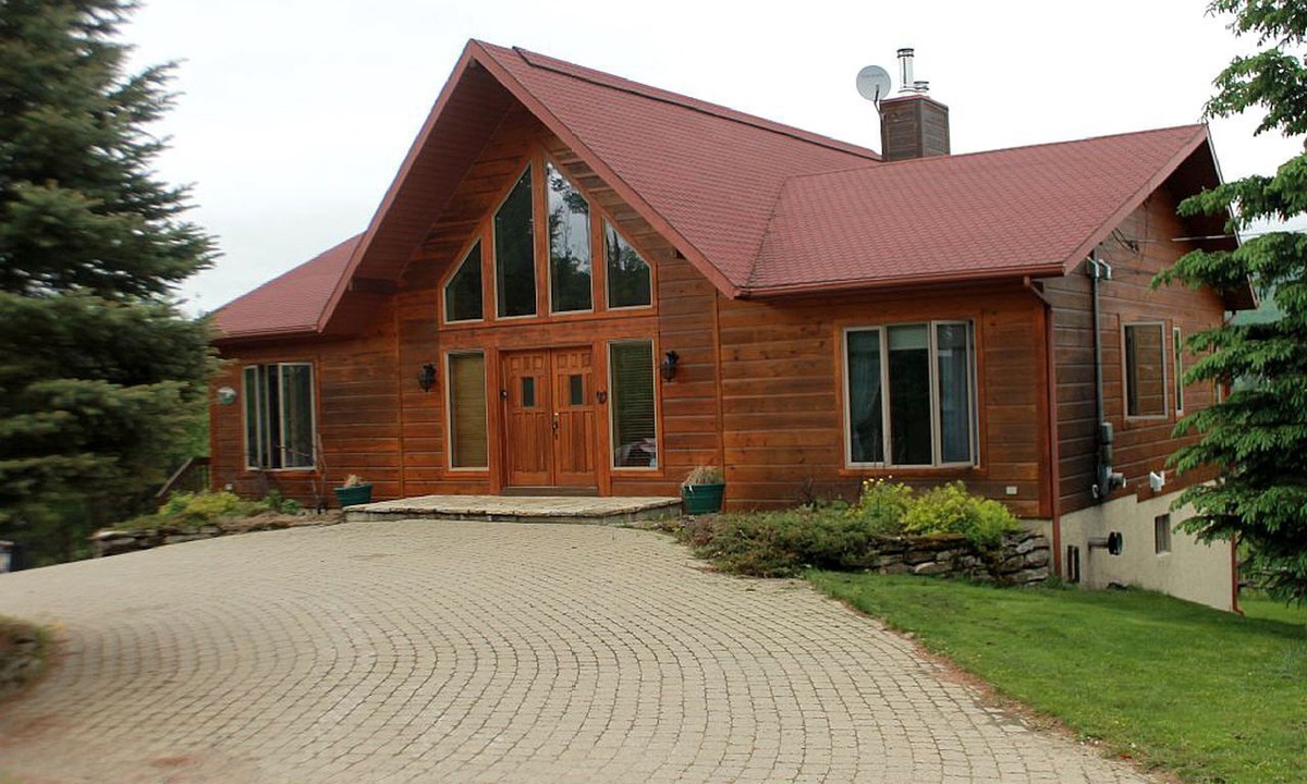 Petite-Riviere-de-l'Ile Cabin | Luxurious 15-Person Chalet Rental near Mont-Tremblant Ski Resort, Quebec