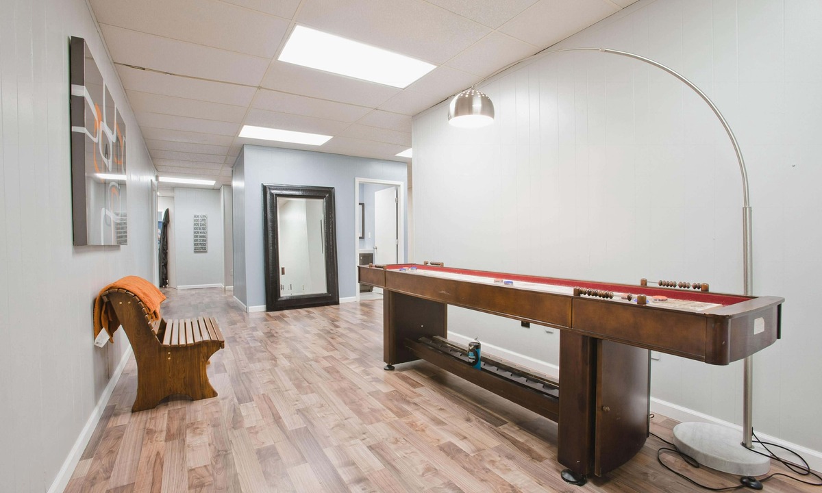 Downtown Memphis Condo | HUGE 5000 sqft condo 2 blocks Beale, 10 beds, 2king 8queen, 3 bath, parking lot