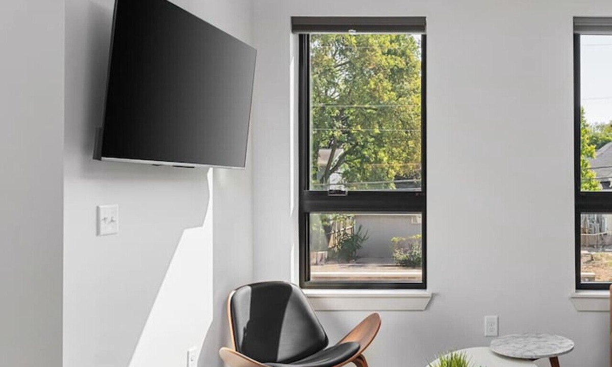 Edgehill Apartment | Chic Music Row Condo - Pool, Rooftop Deck with City View, Gym, Office + More!