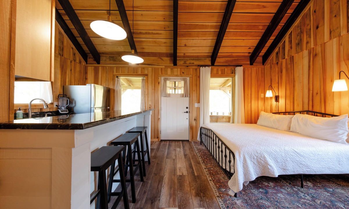Smithville Cabin | Private 4 Cabin Retreat Sleeps 8 Near Waterfalls
