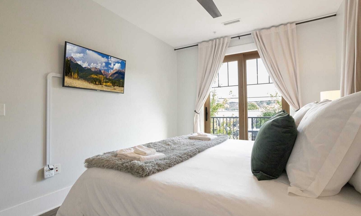 Blowing Rock Condo | Luxury 2BR Condo in Heart of Downtown Blowing Rock w/Balconies & Parking!