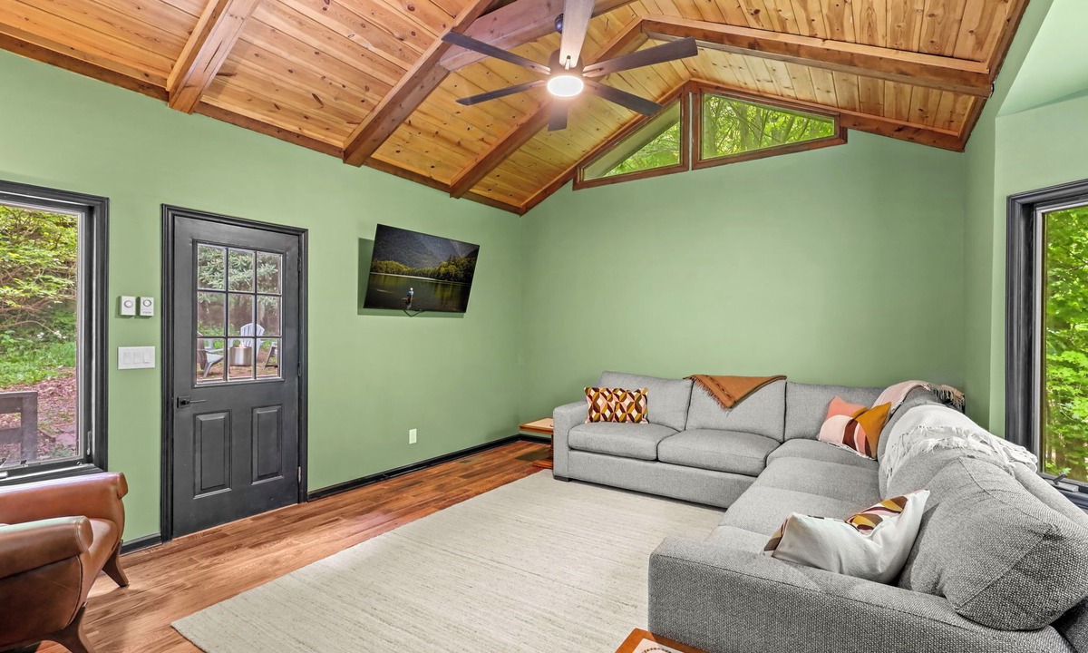 West Jefferson House | Modern 3-bedroom house with EV Charger in West Jefferson
