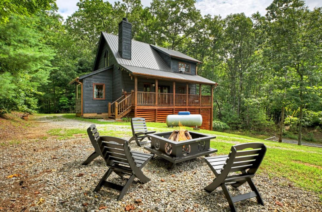 Morganton House | Bigfoot's Solitude Game Room Outdoor Firepit Grill