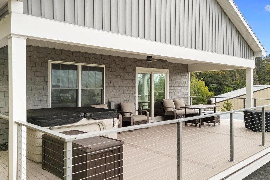 Spruce Head House | Quarry Village Compound; 4BR + Hot Tub on a workin