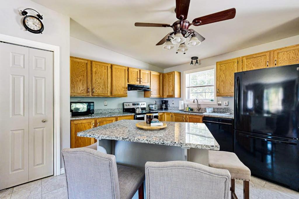Five Islands House | Charming cottage near the beach with balcony, deck, grill, fireplace - dogs OK