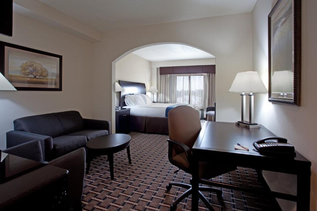 South View Hotel | Holiday Inn Express Hotel & Suites Hope Mills-Fayetteville Airport by IHG