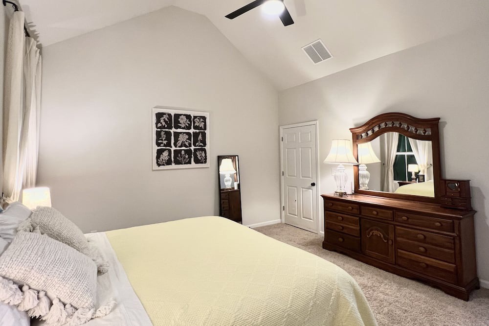 Photo of Bedroom in Commerce
