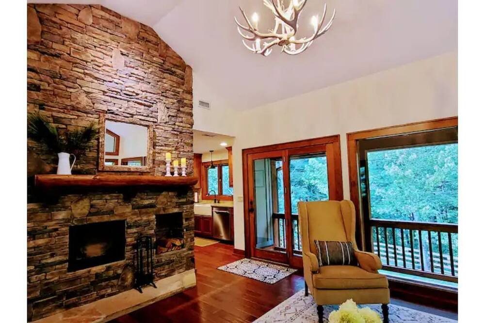 Photo of Livingroom in Cullowhee