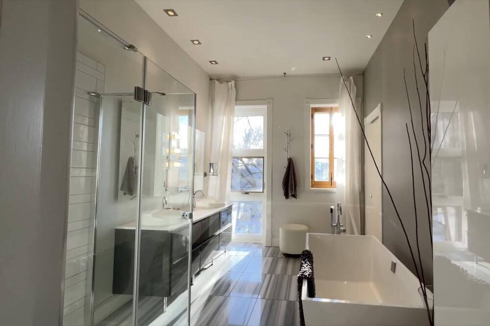 Photo of Bathroom in Montcalm
